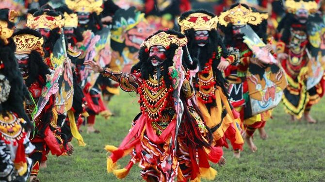 Ratusan Milenial Banyuwangi Lestarikan Budaya dengan Flashmob Jaranan Buto