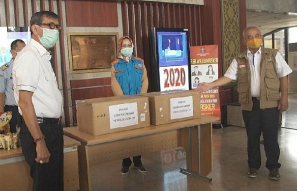 Menkumham Salurkan 2.000 Paket Bansos untuk Warga Tangsel dan Bekasi