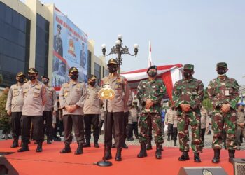 TNI-Polri Salurkan 600 Ribu Paket Sembako Bantu Warga Terdampak Covid-19