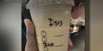 Barista Kafe Ternama di AS Tuliskan ‘ISIS’ di Cup Gelas Wanita Berjilbab