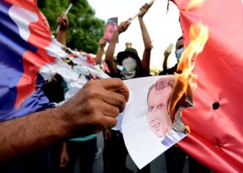 Peringati Maulid Nabi Muhammad SAW, Muslim Irak Bakar Bendera Prancis dan Foto Macron