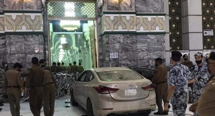 Sedan Terobos Masuk dan Hantam Gate 89 King Fahd, Masjidil Haram Diserang?