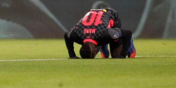 Sujud Syukur Duo Muslim dan Tradisi Islam di Ruang Ganti Liverpool