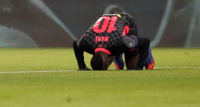 Sujud Syukur Duo Muslim dan Tradisi Islam di Ruang Ganti Liverpool