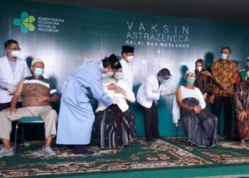 100 Kiai dan Anggota PWNU Jatim Jalani Vaksinasi Covid-19 Produksi AstraZeneca