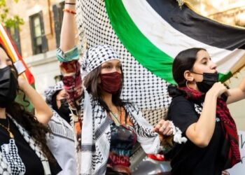 Kenakan Keffiyeh, Bella Hadid Ikut Turun ke Jalan Bela Palestina