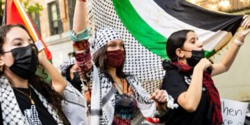 Kenakan Keffiyeh, Bella Hadid Ikut Turun ke Jalan Bela Palestina