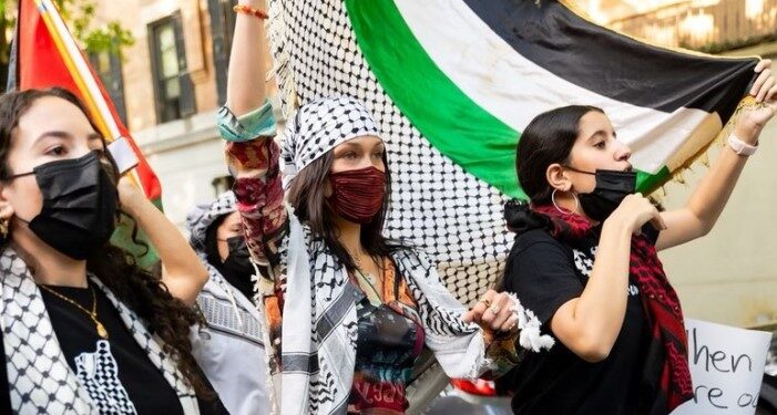 Kenakan Keffiyeh, Bella Hadid Ikut Turun ke Jalan Bela Palestina