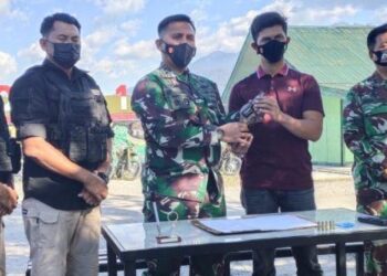 KKB Serahkan 2 Pucuk Senjata Teroris ke Personil TNI