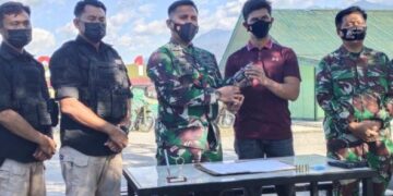 KKB Serahkan 2 Pucuk Senjata Teroris ke Personil TNI