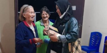 Muslimah Berhijab Dari Manado Berikan Hadian Alkitab Kepada Nenek Kristiani