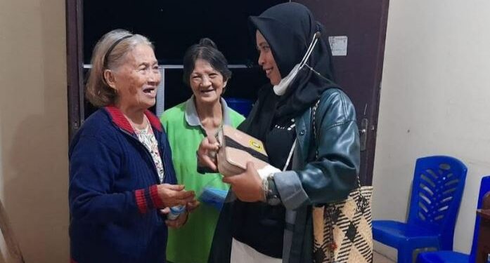 Muslimah Berhijab Dari Manado Berikan Hadian Alkitab Kepada Nenek Kristiani