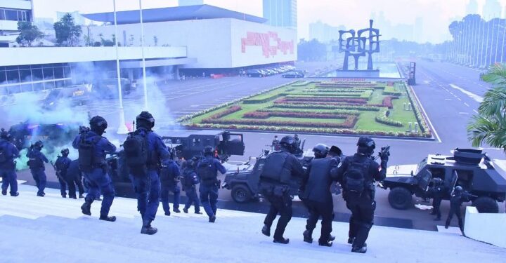 Satgultor TNI Simulasi Penangani Aksi Terorisme di Gedung DPR RI