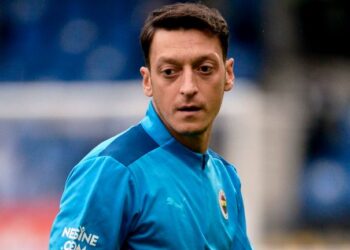 Mesut Oezil Dikeluarkan dari Skuad Fenerbahce