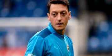 Mesut Oezil Dikeluarkan dari Skuad Fenerbahce