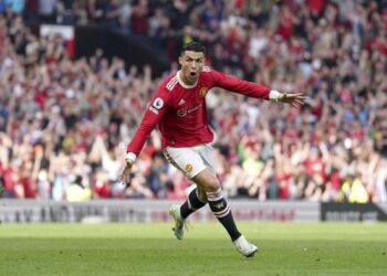 Ronaldo Tembus 60 Hat-trick, Jauhi Messi