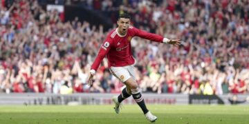 Ronaldo Tembus 60 Hat-trick, Jauhi Messi