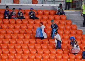 Suporter Jepang Bersih-bersih Stadion Usai Pesta Menang atas Timnas Jerman
