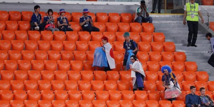 Suporter Jepang Bersih-bersih Stadion Usai Pesta Menang atas Timnas Jerman