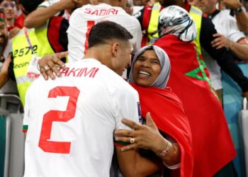 Momen Haru Piala Dunia 2022, Potret Achraf Hakimi Memeluk Sang Ibu di Tribun Penonton