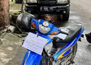 Motor Pelaku Bom Bunuh Diri di Polsek Astana Bandung Terdapat Logo ISIS & Tulisan Propaganda