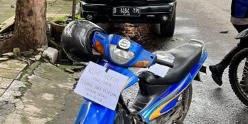 Motor Pelaku Bom Bunuh Diri di Polsek Astana Bandung Terdapat Logo ISIS & Tulisan Propaganda