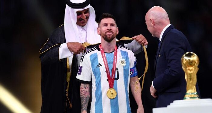 Mengenal Bisht, Jubah Kebanggaan Raja-Raja Arab yang Dipakai Messi Saat Angkat Trofi