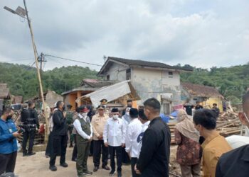 Wapres Serahkan Bantuan Rp 3,5 Miliar untuk Perbaikan 69 Pesantren Cianjur