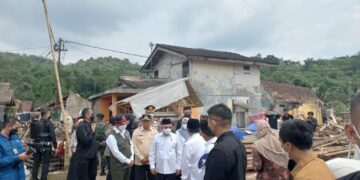 Wapres Serahkan Bantuan Rp 3,5 Miliar untuk Perbaikan 69 Pesantren Cianjur