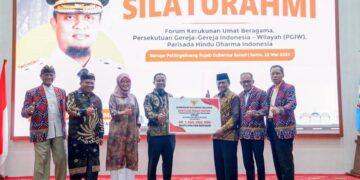 Gubernur Sulsel Serahkan Hibah Rp1 Miliar untuk Forum Kerukunan Umat Beragama
