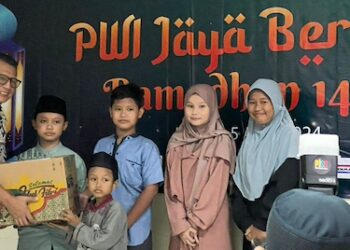 PWI Jaya Berbagi Sembako dan Santunan Untuk Dhuafa dan Warakawuri