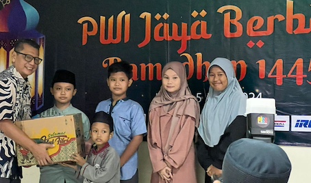 PWI Jaya Berbagi Sembako dan Santunan Untuk Dhuafa dan Warakawuri