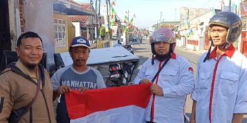Buktikan Sudah Sembuh, Eks Napiter di Banyumas Bagikan Merah Putih Jelang HUT RI