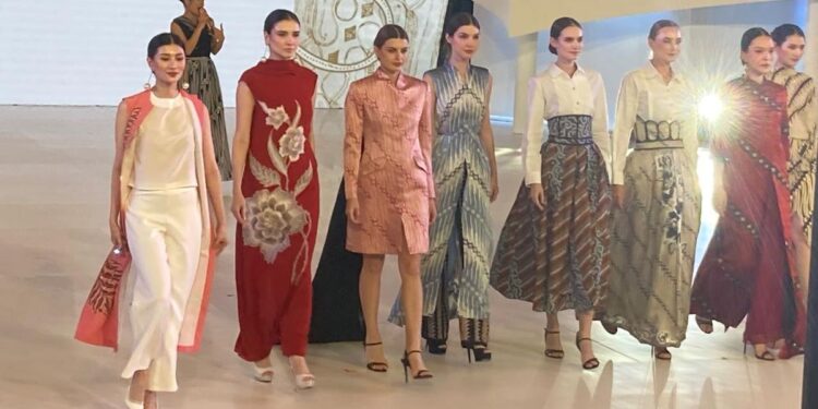 Kembang Parang: Simbolisme dalam Koleksi Batik Modern Danar Hadi