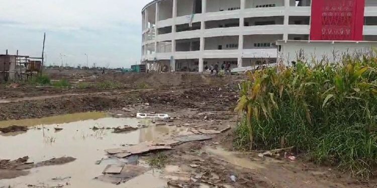 Kendala Akses Jalan Menuju Venue Voli PON XXI: Keterlambatan Anggaran dan Cuaca Buruk