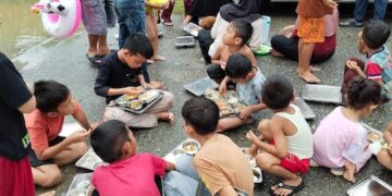 MBG Hadir, Anak-Anak Korban Banjir dan Longsor di Aceh Ceria