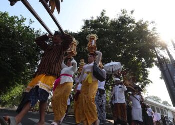 Saat Nyepi Berdekatan dengan Lebaran, Melasti di Kediri Jadi Simbol Persatuan