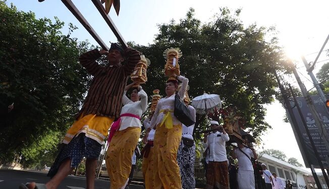 Saat Nyepi Berdekatan dengan Lebaran, Melasti di Kediri Jadi Simbol Persatuan