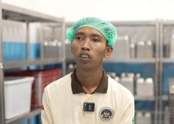 Kisah Rohmat, Penyandang Disabilitas yang Menemukan Harapan di Dapur MBG