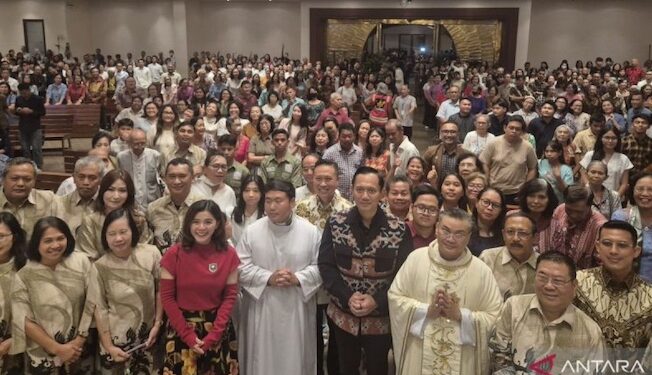 AHY Ajak Masyarakat Bersatu Hadapi Gejolak Dunia saat Malam Paskah