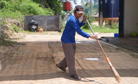 Dari Keterbatasan ke Harapan, Agus Temukan Penghasilan di Dapur MBG