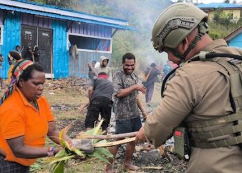Satgas Damai Cartenz Perkuat Komunikasi Sosial Lewat Tradisi Bakar Batu di Intan Jaya