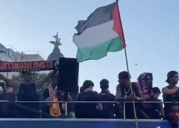 Parade Juara Barcelona, Lamine Yamal Kibarkan Bendera Palestina