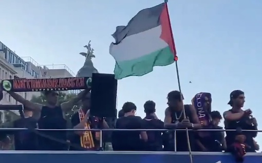 Parade Juara Barcelona, Lamine Yamal Kibarkan Bendera Palestina