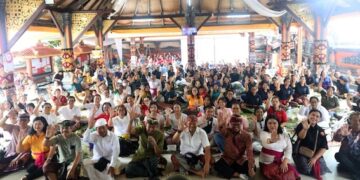 Gotong Royong Jelang Galungan di Pura Mustika Dharma Jadi Simbol Harmoni dan Kerukunan Umat