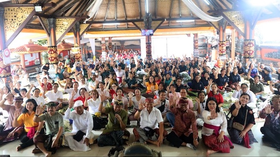 Gotong Royong Jelang Galungan di Pura Mustika Dharma Jadi Simbol Harmoni dan Kerukunan Umat