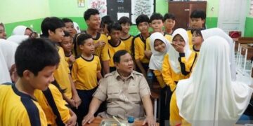 Prabowo Makan Bersama Siswa SMPN 111 Jakarta, Cek Langsung Program MBG