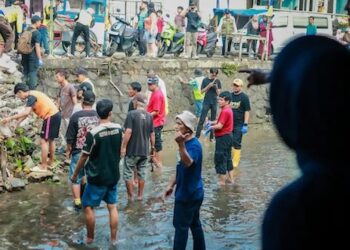 Lintas Agama Bersihkan Sungai Cibalok, Warga Bogor Tunjukkan Toleransi Lewat Aksi Nyata
