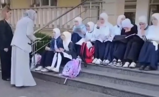 Azerbaijan Larang Siswi Berjilbab, Demonstrasi dan Protes Pun Meluas